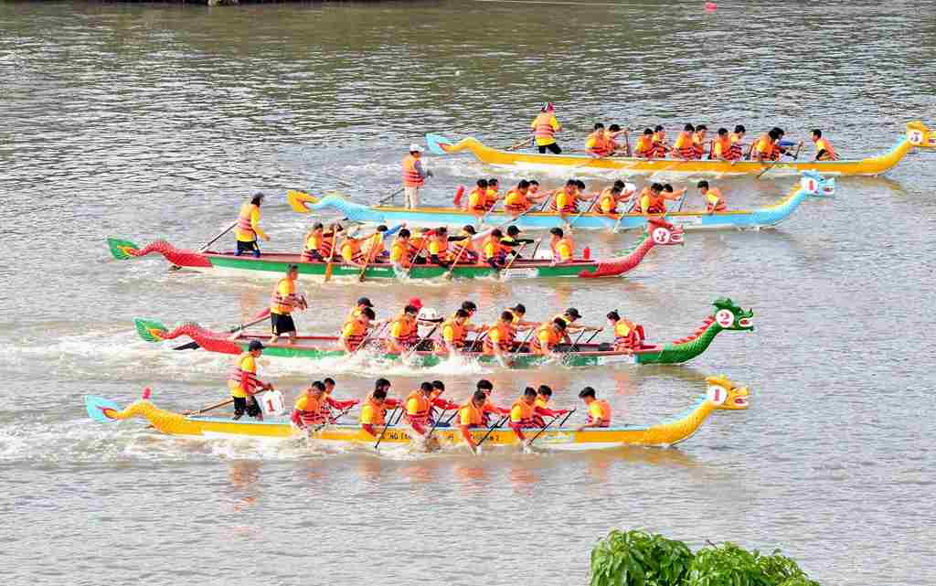 Không khí sôi động tại lễ hội đua thuyền truyền thống ở nước ta