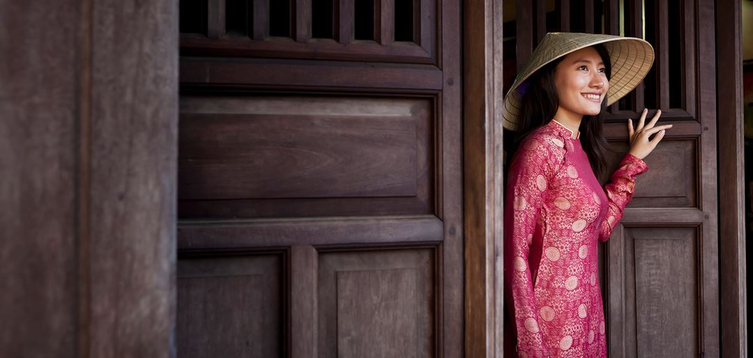 Hình ảnh chiếc nón gắn liền với tà áo dài phụ nữ Việt