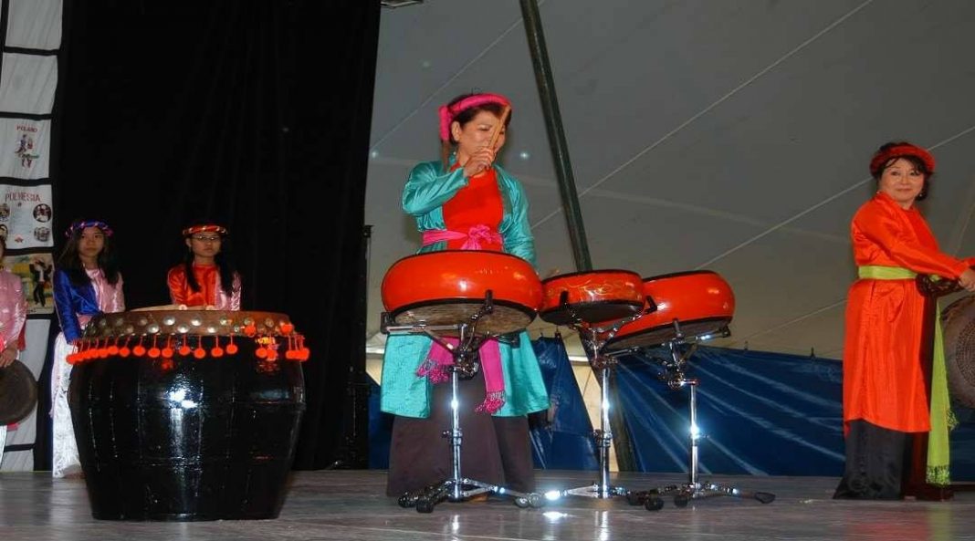 Trống cơm - Nét độc đáo trong nghệ thuật biểu diễn trống cơm