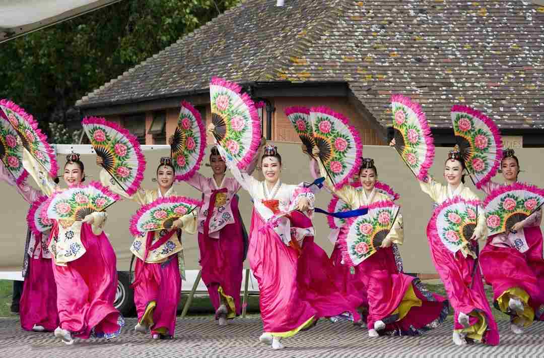 Hàn Quốc thường mặc trang phục truyền thống khi múa